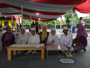 Berusia 65 Tahun, Boman Sempat Minder Mau Ikut Nikah Massal