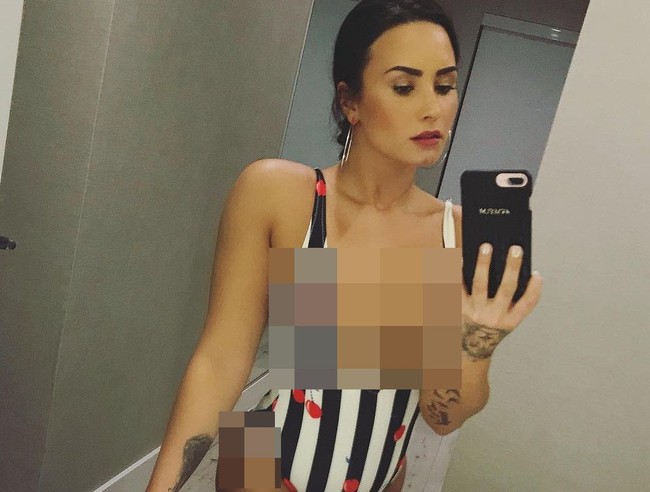 Demi Lovato selfie di kamar mandi dengan memakai baju renang. Sudah pasti terlihat seksi.  Foto: dok. Instagram