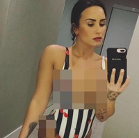 Demi Lovato selfie di kamar mandi dengan memakai baju renang. Sudah pasti terlihat seksi.  Foto: dok. Instagram
