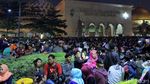 Warga Bandung Tumplek di Alun-alun untuk Rayakan Tahun Baru