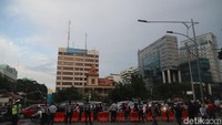 Petugas menutup dan mengalihkan arus lalu lintas saat memberlakukan car free night (CFN) di kawasan Sudirman-Thamrin, Jakarta (31/12).  CFN diberlakukan untuk perayaan pergantian tahun 2017-2018