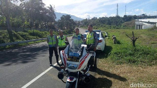 Personel Polres Bogor memantau arus lalin di Puncak
