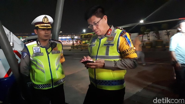 Kakorlantas: Ada Tabrakan Bus dengan Mobil di Tol Cikampek Km 56 Kakorlantas: Ada Tabrakan Bus dengan Mobil di Tol Cikampek Km 56