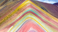 Begitu tiba di Vinicunca alias Lembah Pelangi yang berada di ketinggian 5.020 mdpl, mata kamu lebih terbelalak lagi. Sungguh-sungguh indah! (Thinkstock)