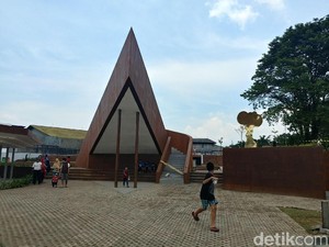 Menengok Alun-alun Cicendo yang Baru Diresmikan Ridwan Kamil