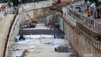 Meski libur tahun baru pihak kontraktor terus mengejar target penyelesain proyek underpass Mampang.