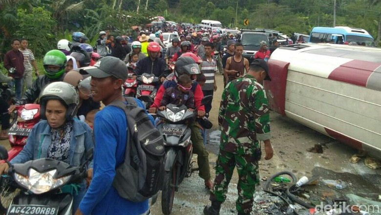 Kecelakaan Beruntun di Pantai Gemah Tulungagung 7 Orang Luka