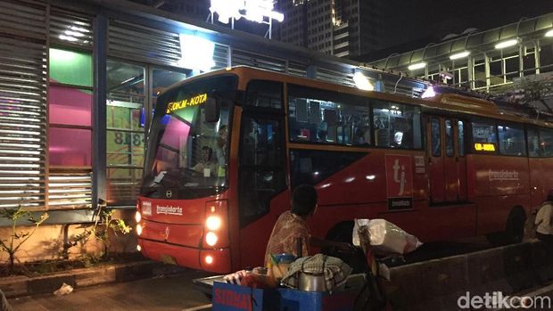 Lalin di Thamrin Kembali Dibuka Usai Perayaan Tahun Baru 2018