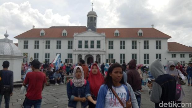 Libur Tahun Baru, Kawasan Kota Tua Dipenuhi Pengunjung