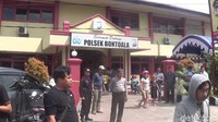 Foto: Tim Penjinak Bom tiba di lokasi pukul 04.30 WITA untuk memastikan tak ada benda yang berpotensi meledak pascaserangan tersebut. (Reinhard-detikcom)