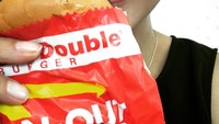 Pada awal September lalu, Sophia sempat memanjakan diri lho. Ia melahap burger In N Out.Foto: Instagram sophia_latjuba88