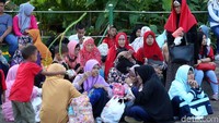 Tidak hanya dari Jabotabek, mengunjung Monas juga datang dari berbagai daerah.