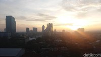 Perlahan matahari semakin meninggi dan menyinari pagi yang cerah di Jakarta. 