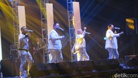 ‘I Swear’ menjadi lagu penutup sekaligus yang paling ditunggu-tunggu dari penampilan malam hari itu.  (Saras/detikhot)