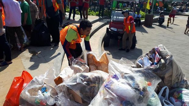 Volume sampah di Ancol sangat tinggi.