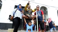 Khusus yang berkostum Gatotkaca, kehadirannya sempat menimbulkan keheranan pengunjung yang datang.