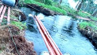 Dengan merakit drum-drum minyak, maka tiang-tiang listrik dapat mengapung dan ditarik dengan kapal motor agar sampai di desa Deluk Nibung Indragiri Hilir Riau. Pool/PLN Wilayah Riau dan Kepulauan Riau.