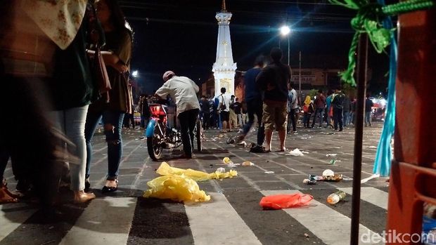 Sampah berserakan di Tugu Pal Putih Yogyakarta. 