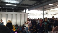 Foto: Ini ramainya lebih dari hari libur biasanya, ujar salah satu penumpang, Mega, kepada detikcom. (Mega-detikcom)