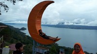 Menuju perbukitan Simarjarunjung ini, traveler harus melewati jalan kecil yang berkelok-kelok, menyusuri pinggiran Danau Toba. (Chaidir/detikTravel)