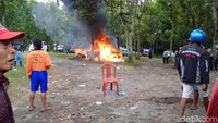 Foto: Saat itu, seorang wisatawan, Eko Murniasih, langsung berteriak kepada pengemudi agar keluar dari mobil. Sekitar 4 orang yang di dalam mobil langsung keluar. Penumpang dan sopir pun selamat. (Ristu Hanafi/detikcom)