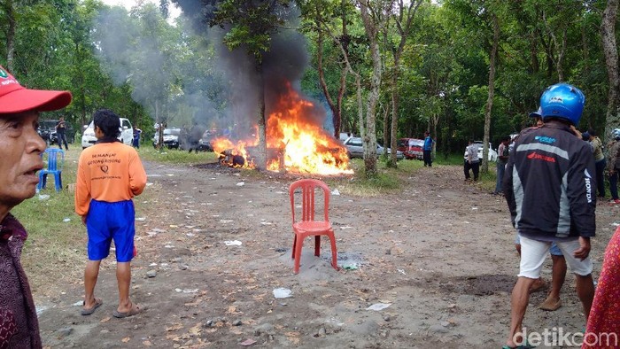 Mobil Sedan Terbakar Hebat di Area Parkir Merapi Park Sleman