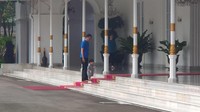 Foto: Jan kemudian menuju titik pojok dekat patung gupala/dwarapala. Jokowi selalu mengawasi Jan, sesekali menuntunnya supaya tidak terjatuh. Fotogrefer: Danu Damarjati/detikcom