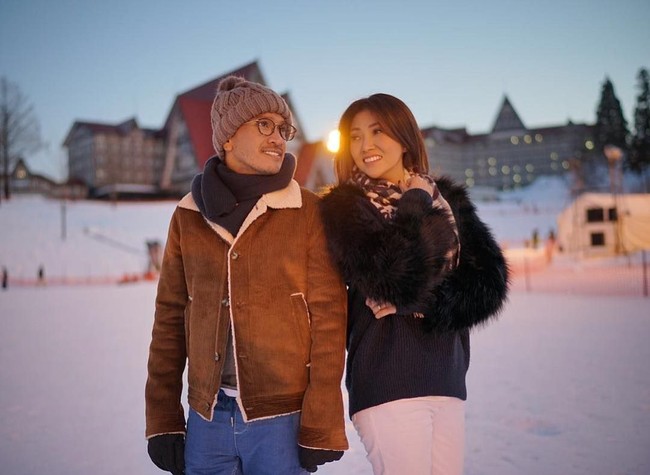 Sarwendah dan Ruben Onsu menikmati liburan di Jepang. Mengenakan jaket hitam detail bulu yang dilengkapi dengan syal, Sarwendah nampak menatap mesra Ruben. Foto: Instagram