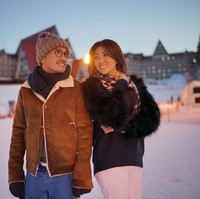 Sarwendah dan Ruben Onsu menikmati liburan di Jepang. Mengenakan jaket hitam detail bulu yang dilengkapi dengan syal, Sarwendah nampak menatap mesra Ruben. Foto: Instagram