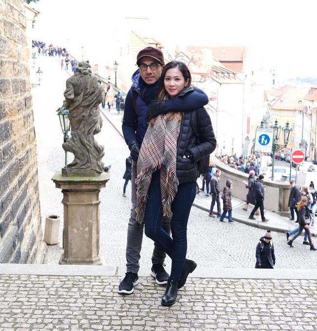 Mengenakan jaket hitam dan boots dengan warna senada, Bunga Zainal beserta Sukhdev berpose romantis saat berada di Vienna, Austria. Foto: Instagram