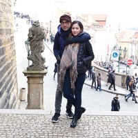 Mengenakan jaket hitam dan boots dengan warna senada, Bunga Zainal beserta Sukhdev berpose romantis saat berada di Vienna, Austria. Foto: Instagram
