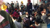 Foto: Dia menjelaskan, kepadatan ini kemungkinan terjadi karena volume penumpang yang sangat banyak. Sebab, kereta tidak ada gangguan. (Mega-detikcom)