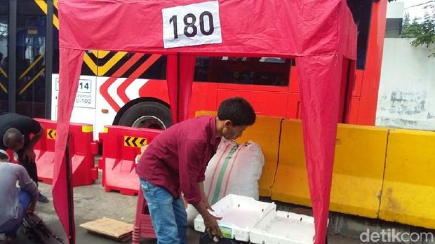 Libur Tahun Baru, PKL depan Stasiun Tanah Abang tetap buka lapak