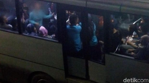 Padatnya Antrean Pengunjung Tinggalkan Ancol Usai Rayakan Tahun Baru