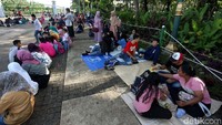 Ada ratusan warga yang mengantre.