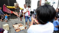 Karena Si Gatotkaca tampak seperti melayang tak menyentuh tanah.
