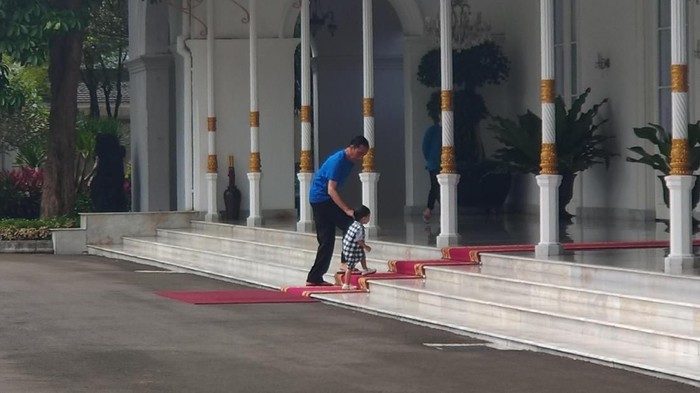 Pagi Pertama di 2018, Jokowi Ajari Cucu Menapaki Karpet Merah