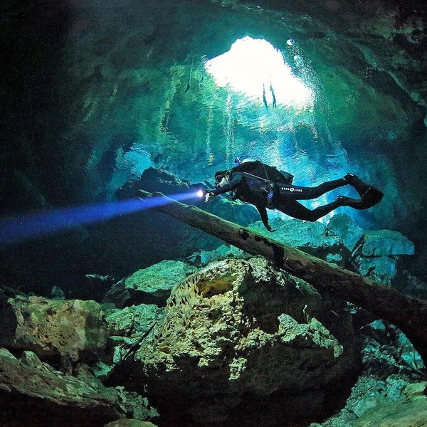 Fazza juga suka menyelam. Ini fotonya saat menyelam di dalam gua, sayang tidak ditulis di mana lokasinya (Instagram/faz3)