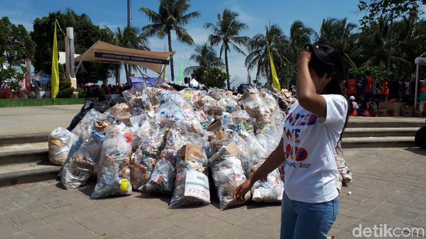 Sampah yang Dikumpulkan Pengunjung di Pantai Ancol Capai 1 Ton
