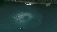 Selain kapal-kapal, helikopter juga ikut bergerak melakukan pencarian/Foto: NINE NETWORK via REUTERS TV.
