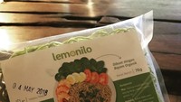 Saat kangen mie goreng, Sophia memilih produk mie rendah gluten, tanpa MSG dan alami. Mie ini berwarna hijau karena dibuat dari bayam.Foto: Instagram sophia_latjuba88