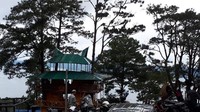 Di pucak Simarjarunjung, ada rumah pohon yang disediakan warga setempat untuk sekedar berfoto ria maupun bersantai. (Chaidir/detikTravel)