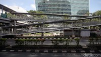 Halte busway kosong.