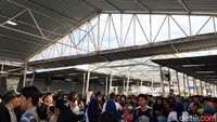 Foto: Mega mengatakan, semua rute dari Bogor ke arah Jakarta disesaki penumpang. Penumpang terlihat berdesakan ketika pintu kereta dibuka. (Mega-detikcom)