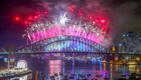 Letupan kembang api warna-warni di Sydney Harbour Bridge. Scott Barbour/Getty Images.