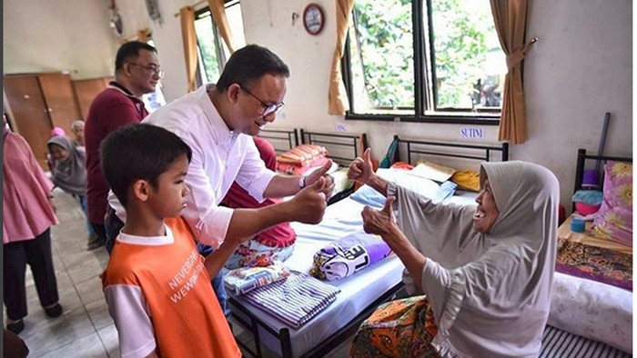 Tahun Baru, Anies Sapa Lansia Panti Werdha di Cipayung