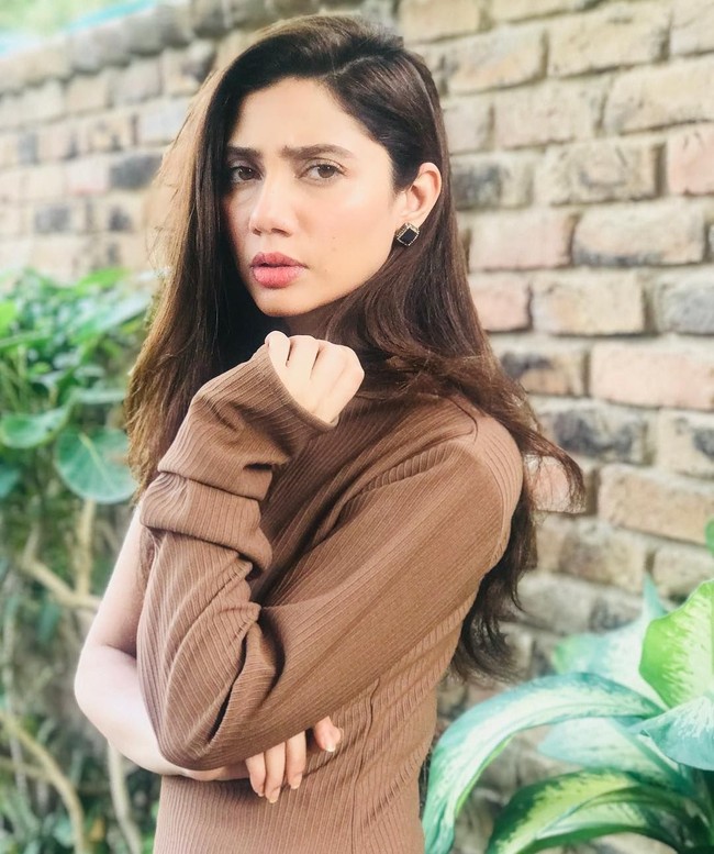 Aktris kelahiran Karachi, Pakistan ini juga semakin menawan dengan sorot matanya yang berbinar dan rambut cokelat panjangnya. Foto: Instagram