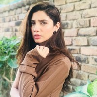 Aktris kelahiran Karachi, Pakistan ini juga semakin menawan dengan sorot matanya yang berbinar dan rambut cokelat panjangnya. Foto: Instagram