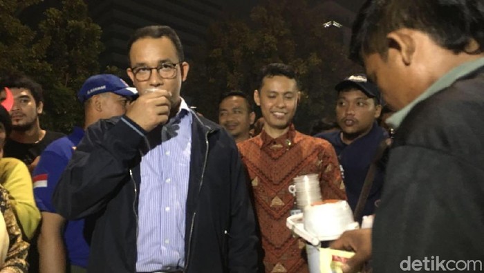 Sapa Tukang Kopi Keliling Usai Tahun Baru, Anies Seruput Sereal