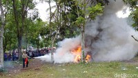Foto: Mobil itu milik seorang warga asal Solo bernama Farid. Saat saya hendak menyalakan mesin, tiba-tiba ada suara letupan dari bagian mesin depan. Lalu keluar asap dan api, katanya, di temui di lokasi kejadian, Senin (1/1/2017). (Ristu Hanafi/detikcom)
